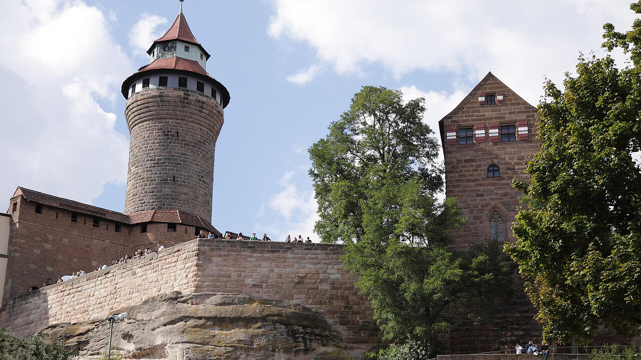Ein hoher Turm